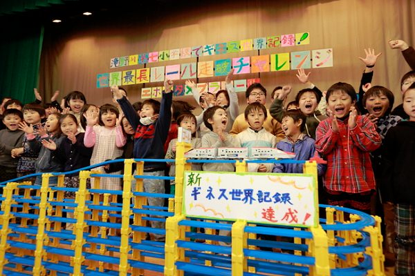 ↑ 記録達成を喜ぶ滝野川第七小学校の子供達