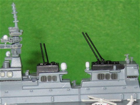 ↑ 艦橋部分に貼りつけるアンテナ。かなり難儀する