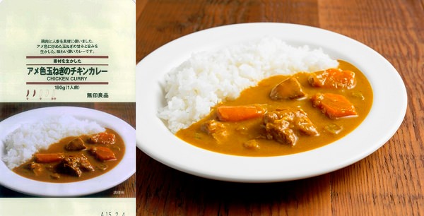 ↑ アメ色玉ねぎのチキンカレーと盛りつけ事例
