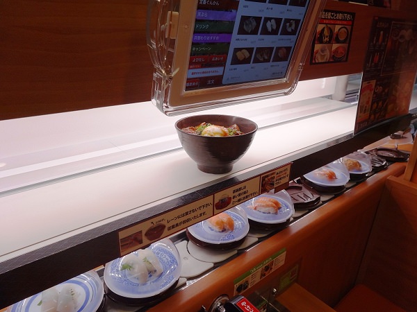 ↑ 注文を受けてから作られ、オーダー専用レーンで運ばれる「イベリコ豚丼」