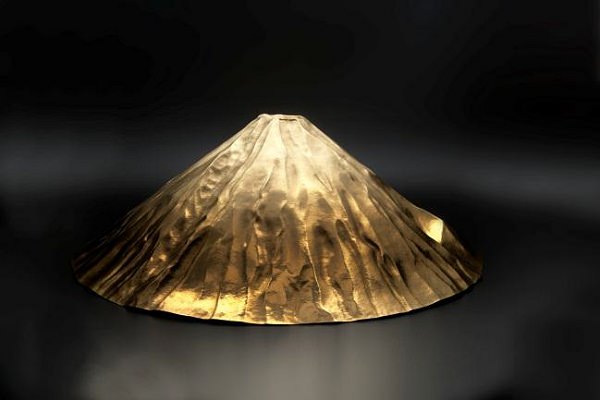 ↑ 大黄金展で展示販売される富士山