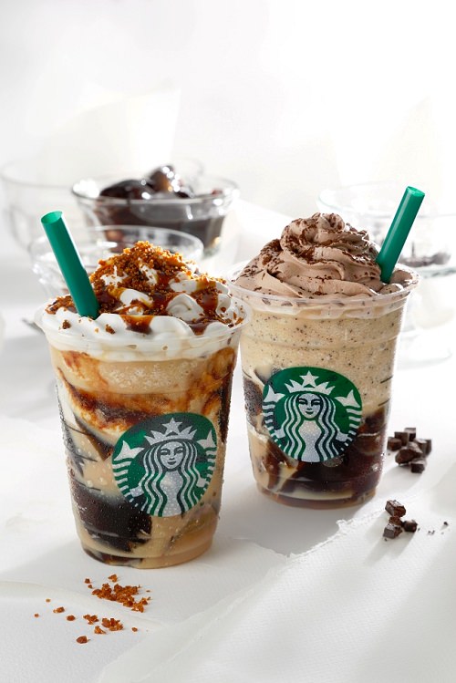 ↑ マーブル キャラメル コーヒー ジェリー フラペチーノ(左手前)とダブル チョコレート コーヒー ジェリー フラペチーノ(右手奥)