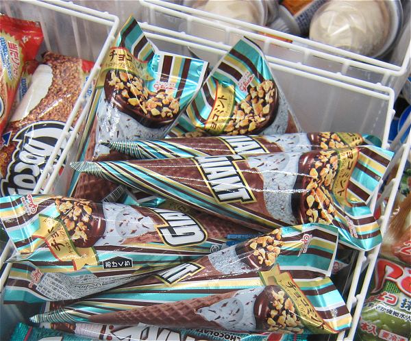 ↑ セブン-イレブン限定の「ジャイアントコーン チョコミント」。アイスケースにどっさり
