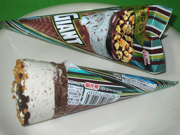 ↑ 中を半分開けたところ。上部のコーティングチョコがアクセントになるのは他のジャイアントコーンと同じ。ミントアイスのすっきり感がより一層引き立つことになる