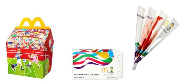 ↑ 今回のハッピーセット「FIFA ワールドカップ応援グッズ」の専用ボックスとグッズ一例