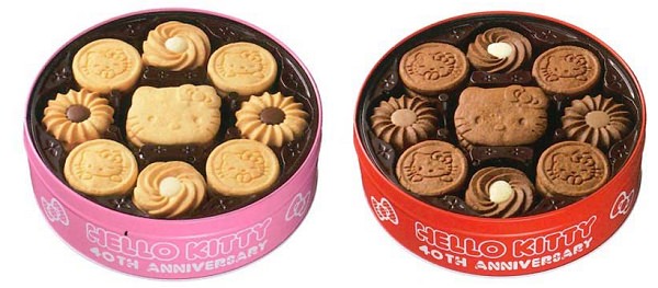 ↑ 左からハローキティ40thバタークッキー缶の中身、ハローキティ40thココアクッキー缶の中身