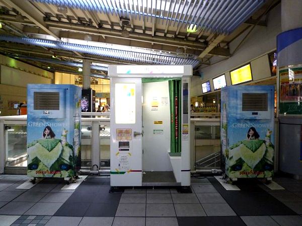 ↑ 品川駅中央改札内に設置された、ラッピング状態の気化式涼風扇「アクアクールスリム」