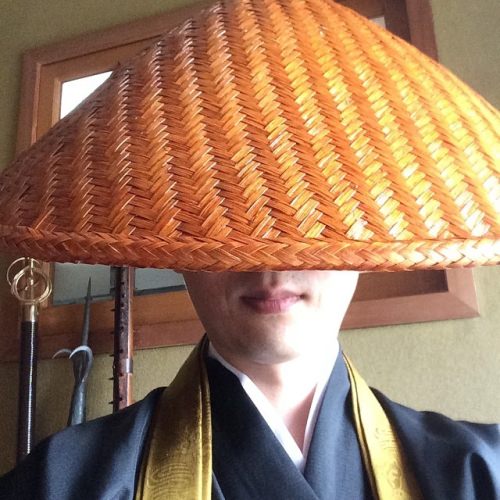 ↑ 「妖怪?」と子供にささやかれた時の蝉丸P氏