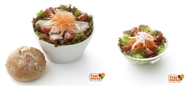 ↑ 『ごちそうサラダ「ハーブチキンとにんじん」ライ麦パン付き』と『こだわり野菜のにんじんサラダ』