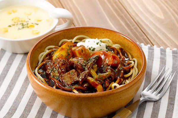 ↑ パスタ屋 ほろほろ牛肉と赤ワインソースの煮込みパスタ