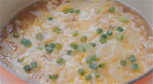↑ 放送中の「かきたま」で食べるチキンラーメンのCM。風