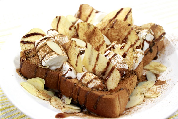 ↑ 「ポテトチップス バナナ味」の食べ方の提案。バナナクリームトーストのトッピングとして