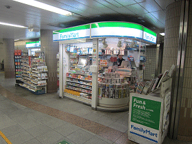 中野坂上駅構内のファミマ
