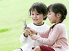 携帯電話を使う子供たちイメージ