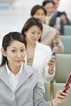 求人ケータイサイトを見る女性イメージ