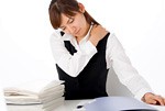 疲れているけど仕事をがんばる女性イメージ
