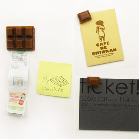 Chocolate Bar Refrigerator Magnet。直訳すると「チョコレートバーみたいな冷蔵庫用磁石」