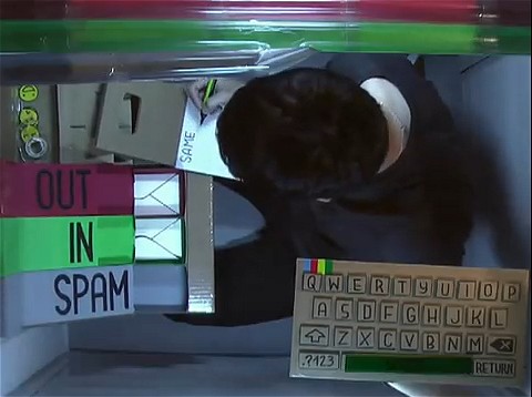 「愛してるわ」のメールにすぐさま返事を書く持ち主。キーボードがタッチされると、その文字をそのまま筆記する「中の人」