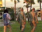 軍関係者と一緒のSalomon氏イメージ