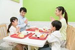 家族で外食イメージ