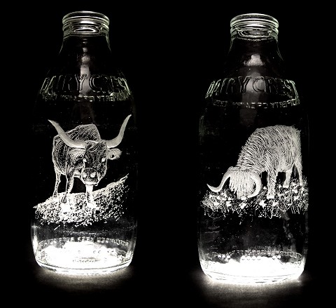 Milk Bottle Projectの牛乳ビン。牛乳のビンであるだけに、多くは牛を題材にしている。