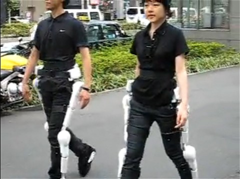 街中を走行するHAL(下半身のみ)装着者の様子。