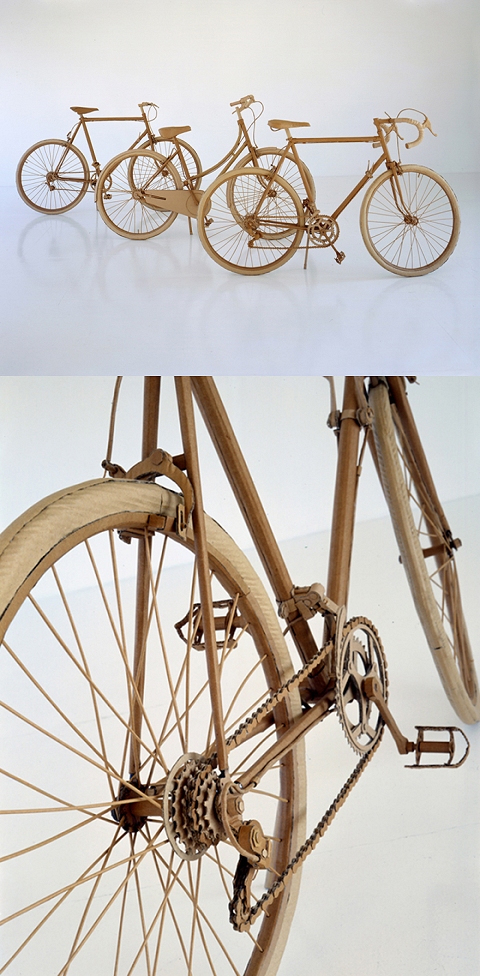 段ボール製自転車。チェーンやフレームの部分は、もう言葉が出ないほどの精密さ