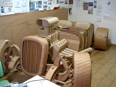 作業中の様子。本物の自動車の制作と変わらないような感すらある