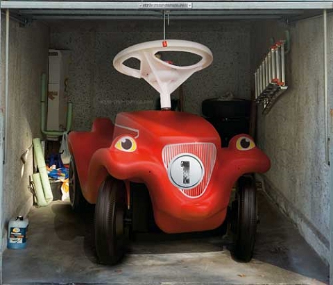 ↑ 「ガレージ」といえば普通は車。ところが同じ移動機関でもこんなものが入っているように見えたら……最後のは子供向けの自動車だが、サイズがサイズなので「でけぇよ!」とツッコミが入りそう