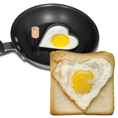 ↑ 普通のフライパンにトーストをハートで埋める目玉焼きを創れる「型」