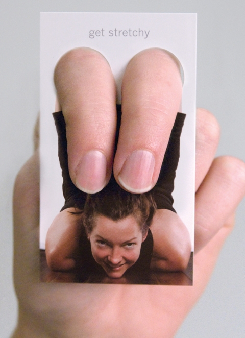 ↑ 実際に使う(?)時には指を穴の部分に入れる。女性がストレッチをしているように見えるワケだ。上に書かれているメッセージ「ストレッチしよう!(get stretchy)」が活きてくるという次第。