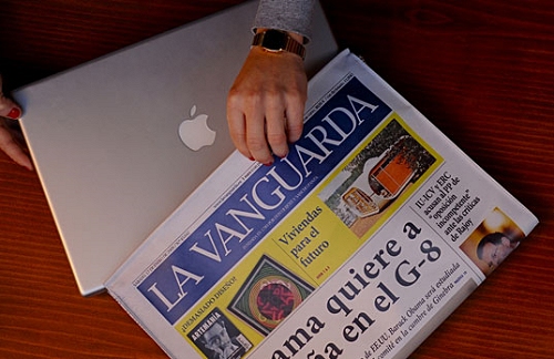 ↑ Macbook laptop sleeve Newsprint