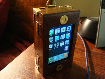 ↑ 木製トランクのようなスチームパンクなiPhoneケース。