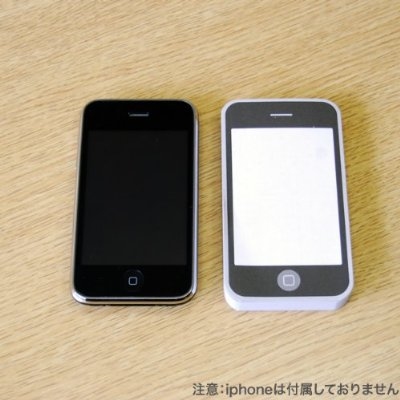 ↑ 本物のiPhone(左)と並べるとこの通り(商品にはiPhoneは付属していない)