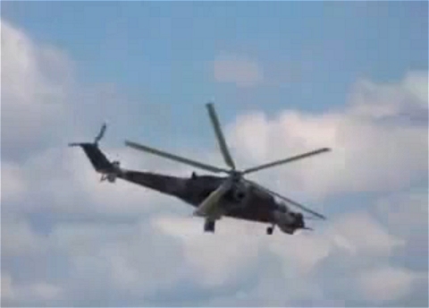 ↑ まるでメインローターがほとんど止まったように見えるハインドヘリ。Camera shutter speed synchronized with helicopter blade frequency。