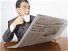 新聞を読みながら朝食を