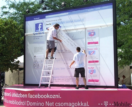↑ 設置された「Analog Facebook」に逐次コメントが「掲載」されていく。