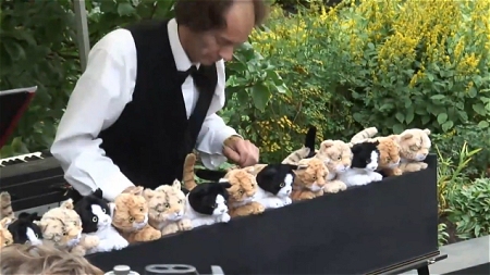 ↑ TRH listen to a cat-organ at the START Festival。