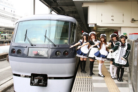 ↑ レッドアロー号とメイドさんたち