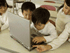 インターネットをする小学生