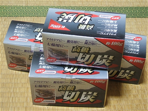 アウトドア、キャンプ道具が売っている場所なら、大抵炭は置いている