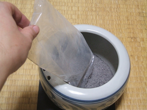 静かに灰を入れていく