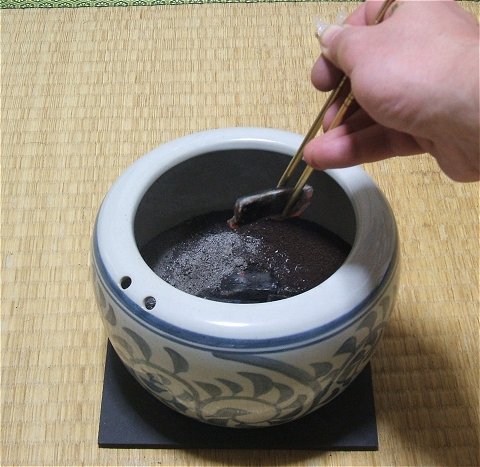 火の通った炭を火鉢に投入