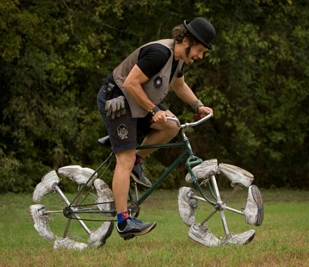 ↑ 靴を履いた自転車