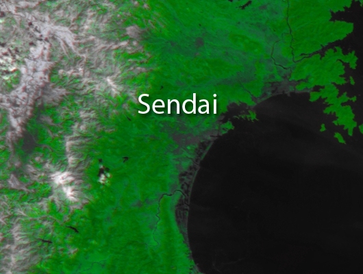 ↑ 2月26日(上)と3月13日(下)時点での水の領域を示したもの。上と比較して、下の画像で多くの海岸沿いが浸水したままになっているのが確認できる