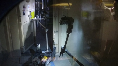 ↑ iRobot社から派遣されたPackbotが福島第一原発の3号機で稼働している様子。3枚目の写真には防護服を着た作業員の姿も確認できるため、ガラスか何か越し、あるいはモニタ越しに撮影したものと思われる