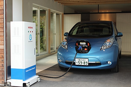 ↑ 日産リーフから住宅への電力供給デモ(公式動画)。