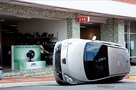 ↑ 扇風機の前で横倒しになる自動車。