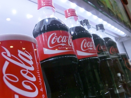↑ LED照明を使用したコカ・コーラ自動販売機
