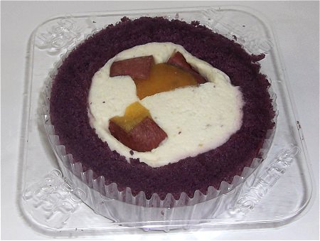 ↑ プレミアム 芋三昧のロールケーキ(純生クリーム使用)